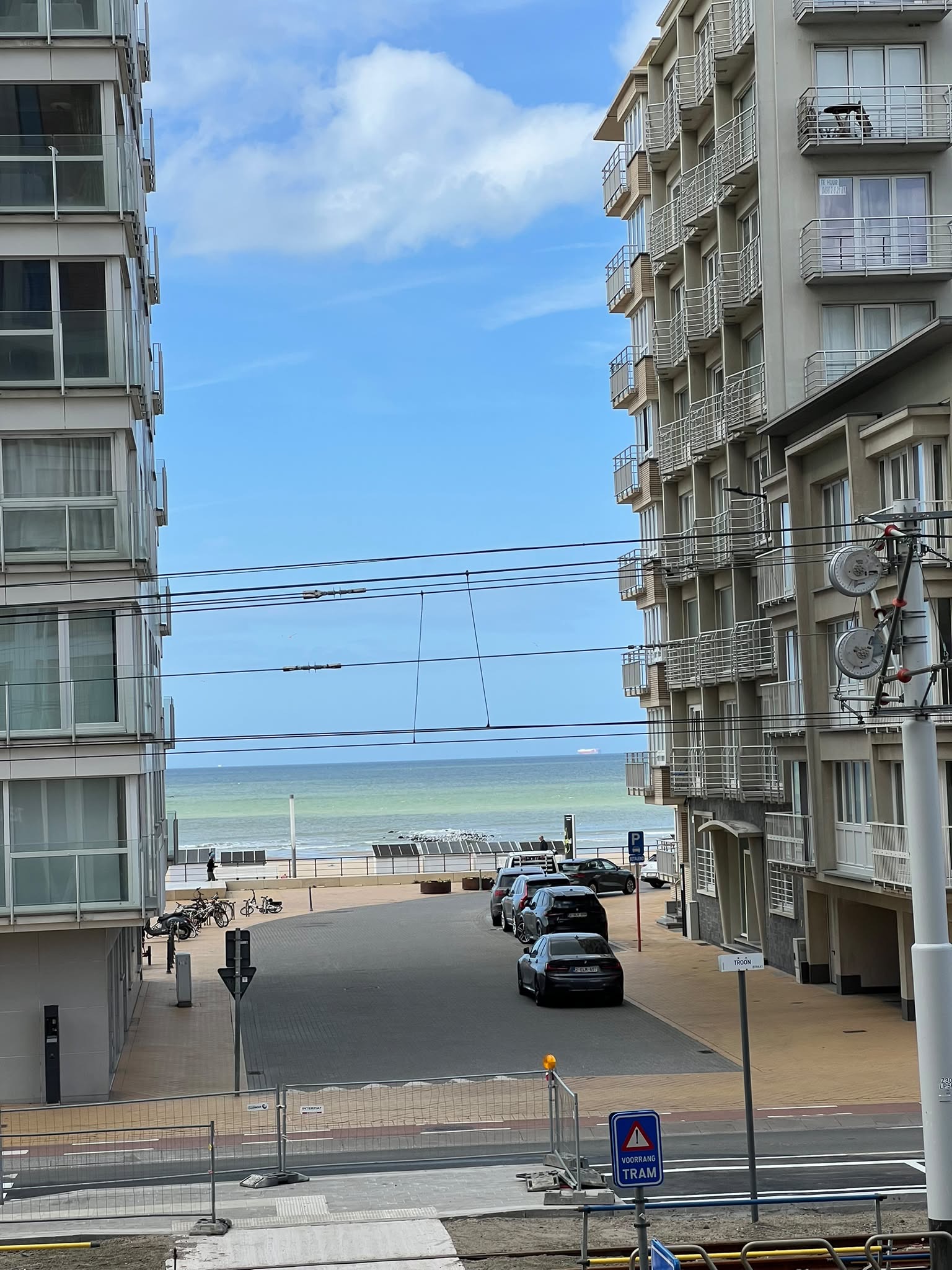 Zicht op zee en zeedijk vanuit het vakantie appartement in Oostende