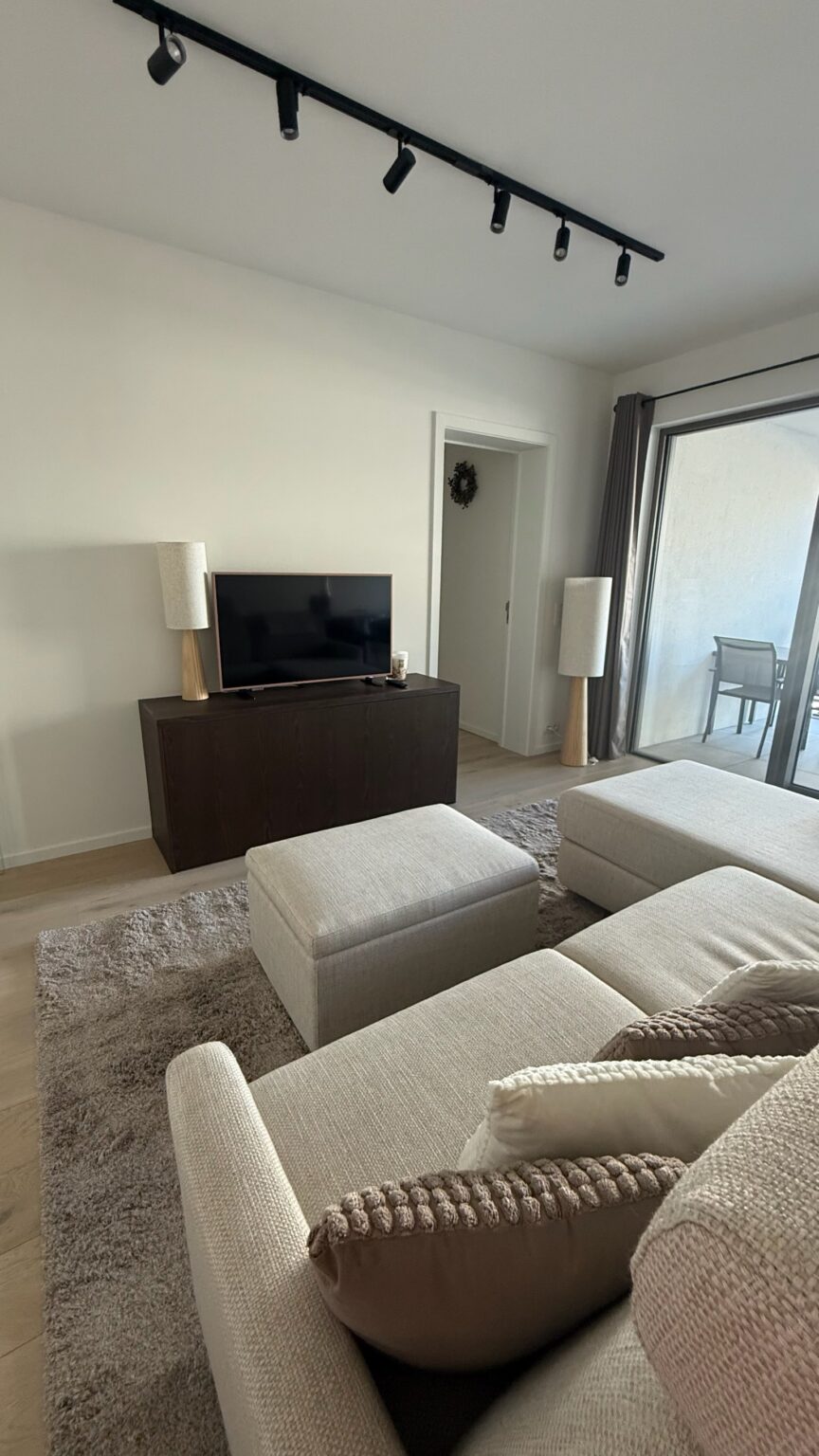gezellig salon met wifi tv aansluitend een terras