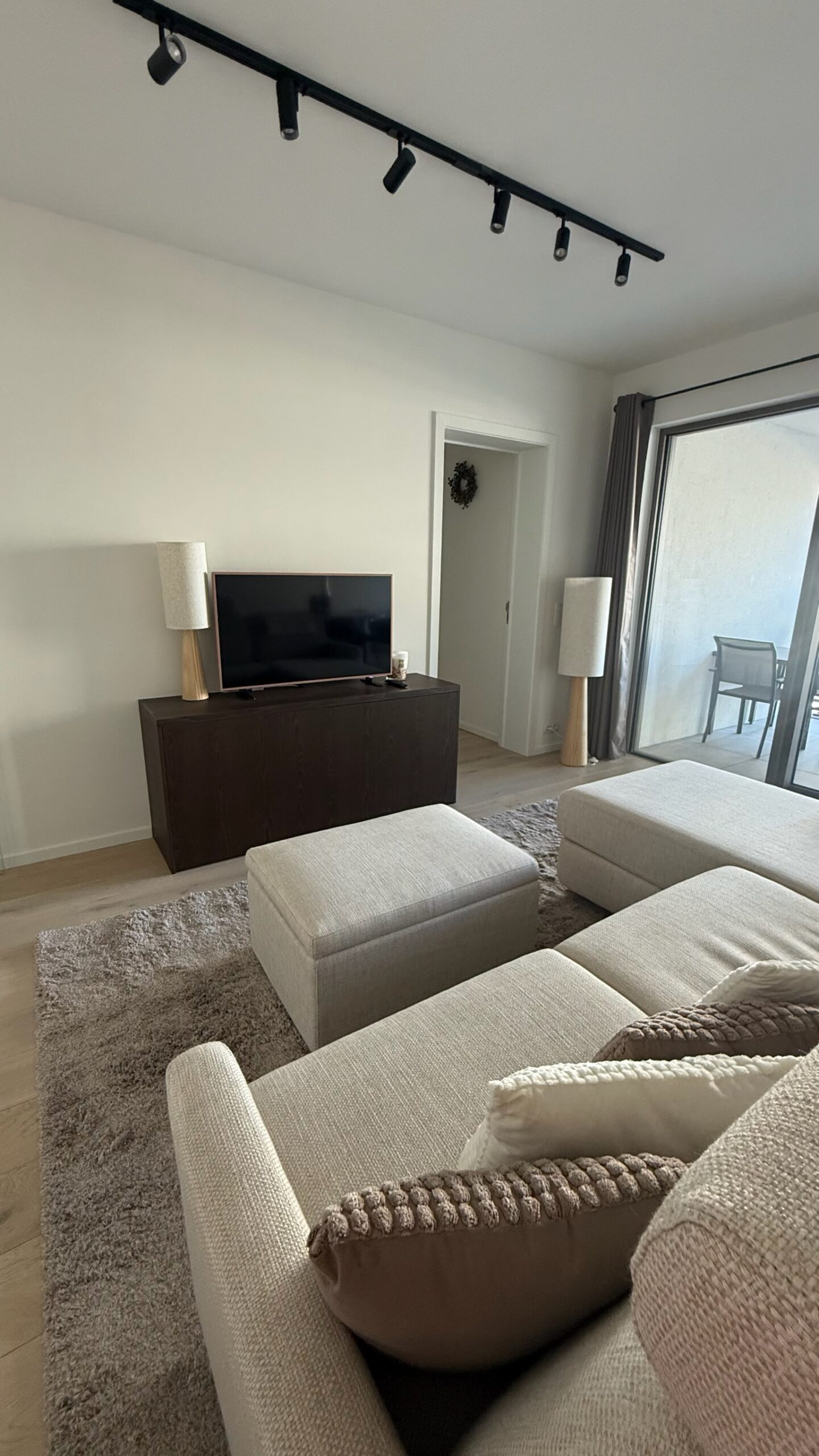 salon met smart tv en terras met zeezicht