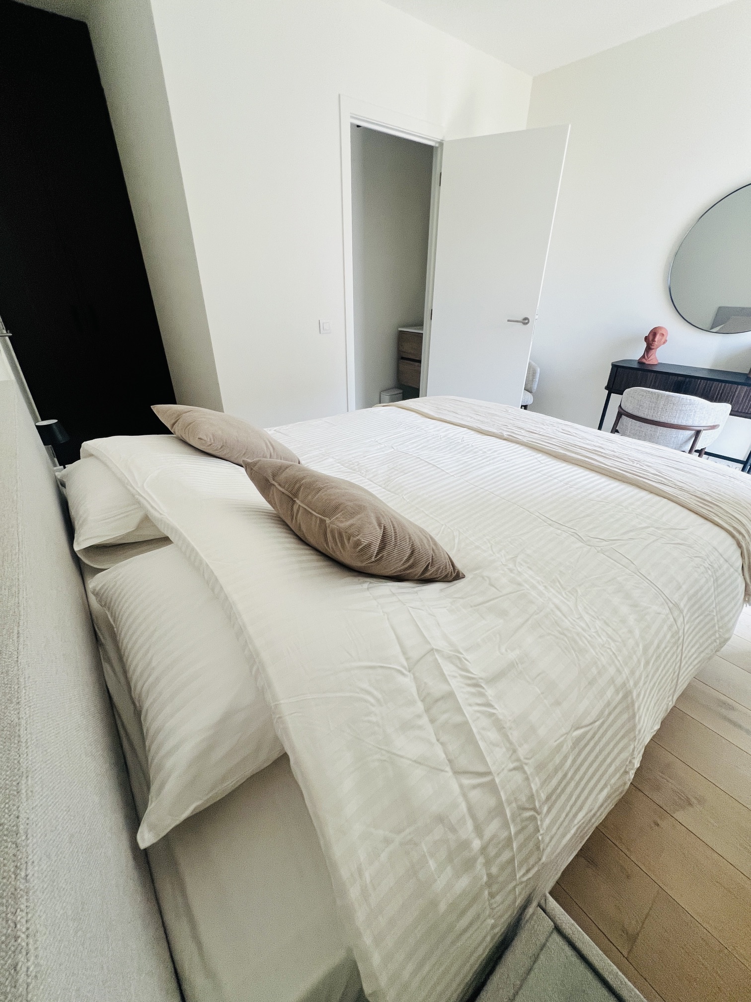 master bedroom met aansluitend een badkamer